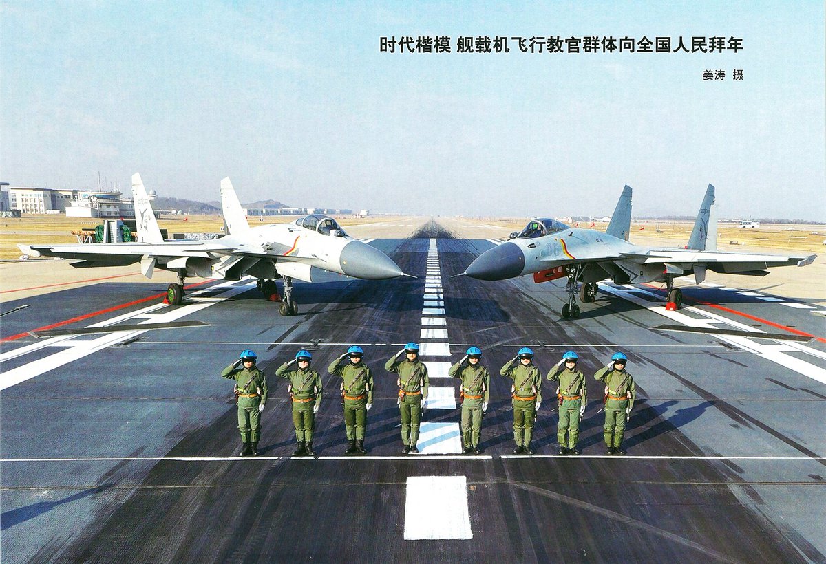 WenJian0922's tweet image. 歼-15舰载机与飞行教官