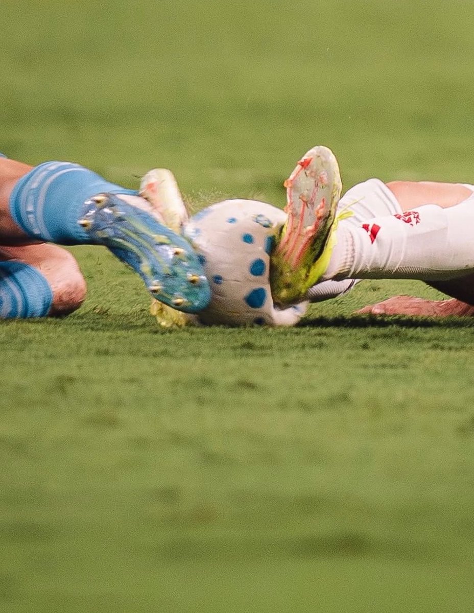 Grenal em uma foto!

Não sei quem foi o fotografo! Se souberem, podem avisar para dar os creditos!