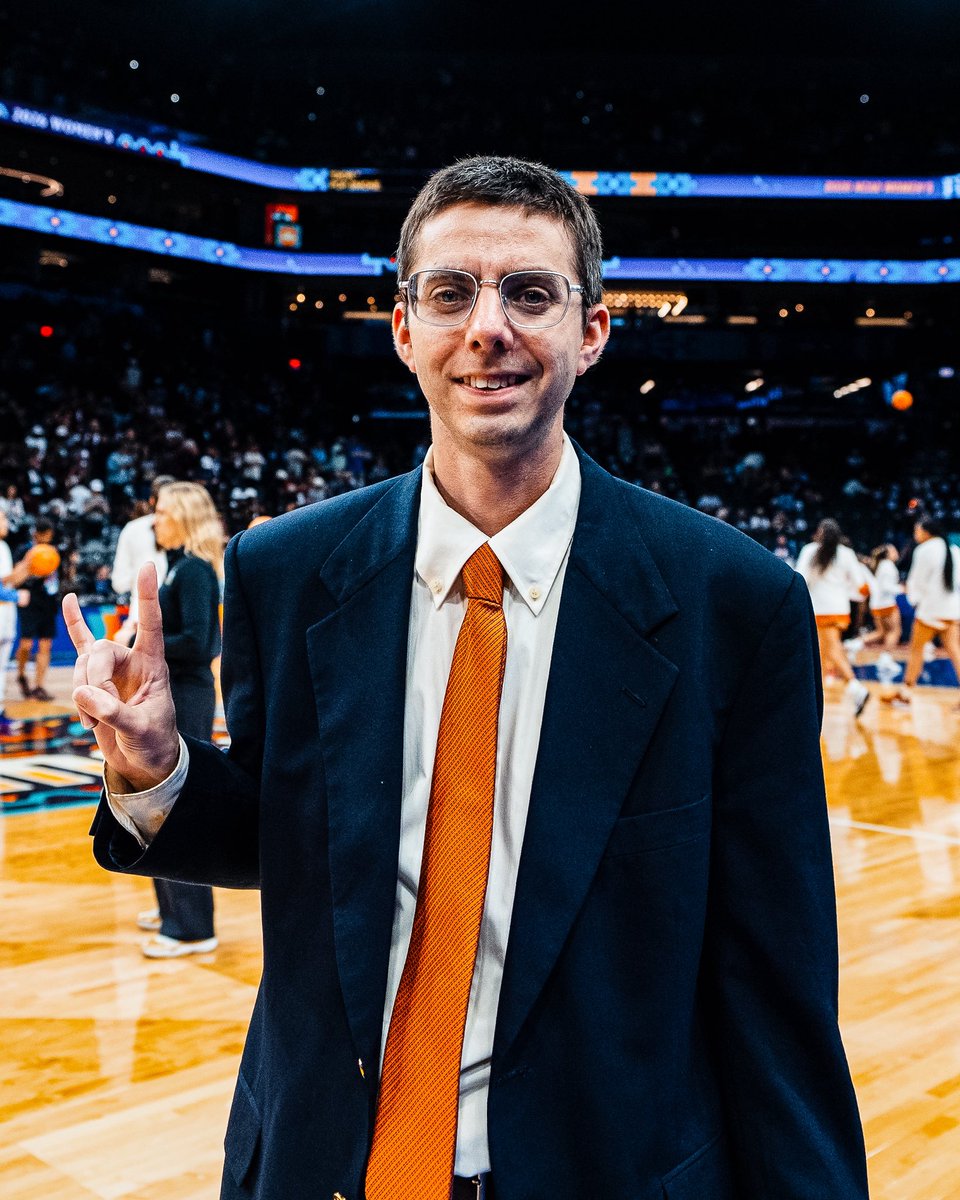 TexasWBB's tweet image. wishing a very happy birthday to our Sports Information Director, Jeremy! 🤘🎂

#HookEm