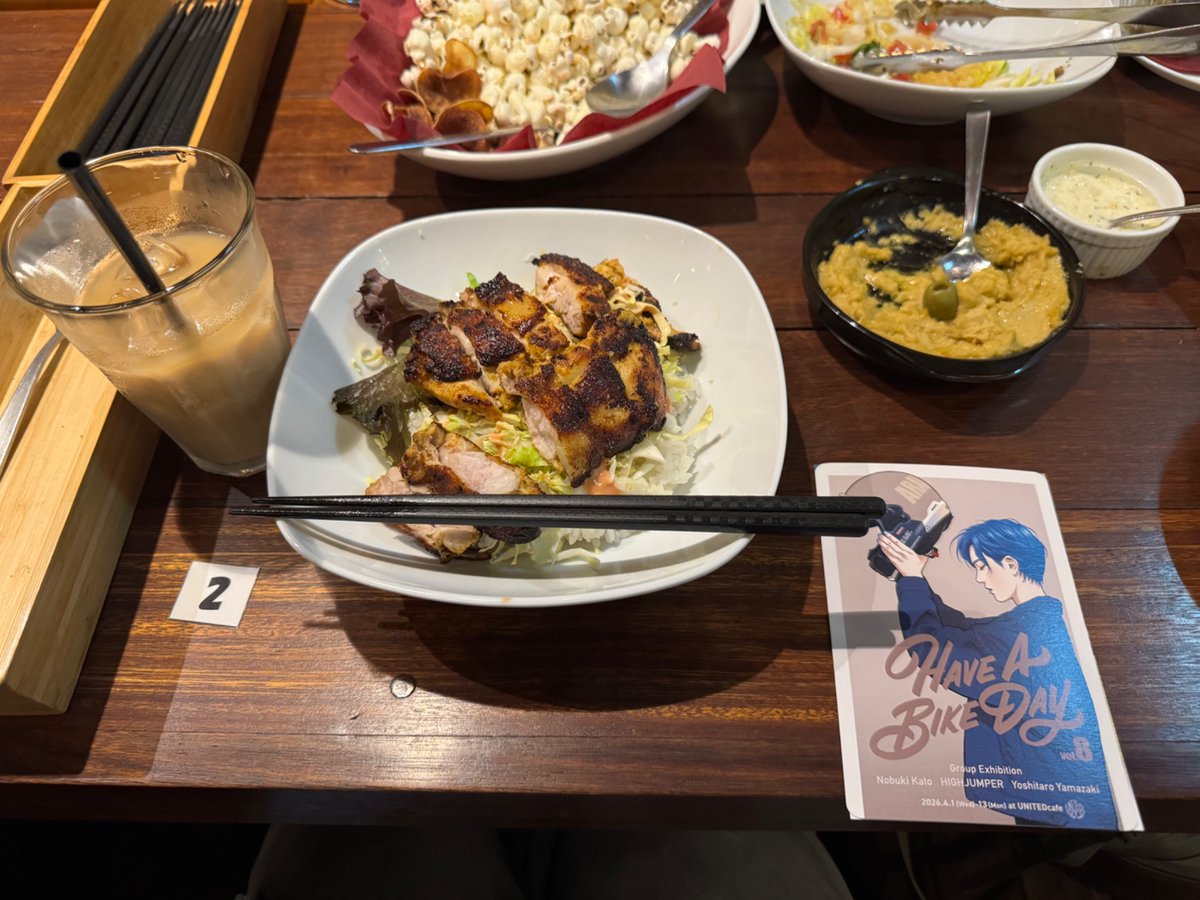 meika_sabou's tweet image. 土曜日、ユナイテッドカフェさんで開催されている「HAVE A BIKE DAY. vol.8」レセプションパーティーに参加してきました。
作品についての解説や、イベントが開催された経緯などの興味深い内容がいっぱい、参加者（車）もみっしり？なイベントでした。

#HaveABikeDay.