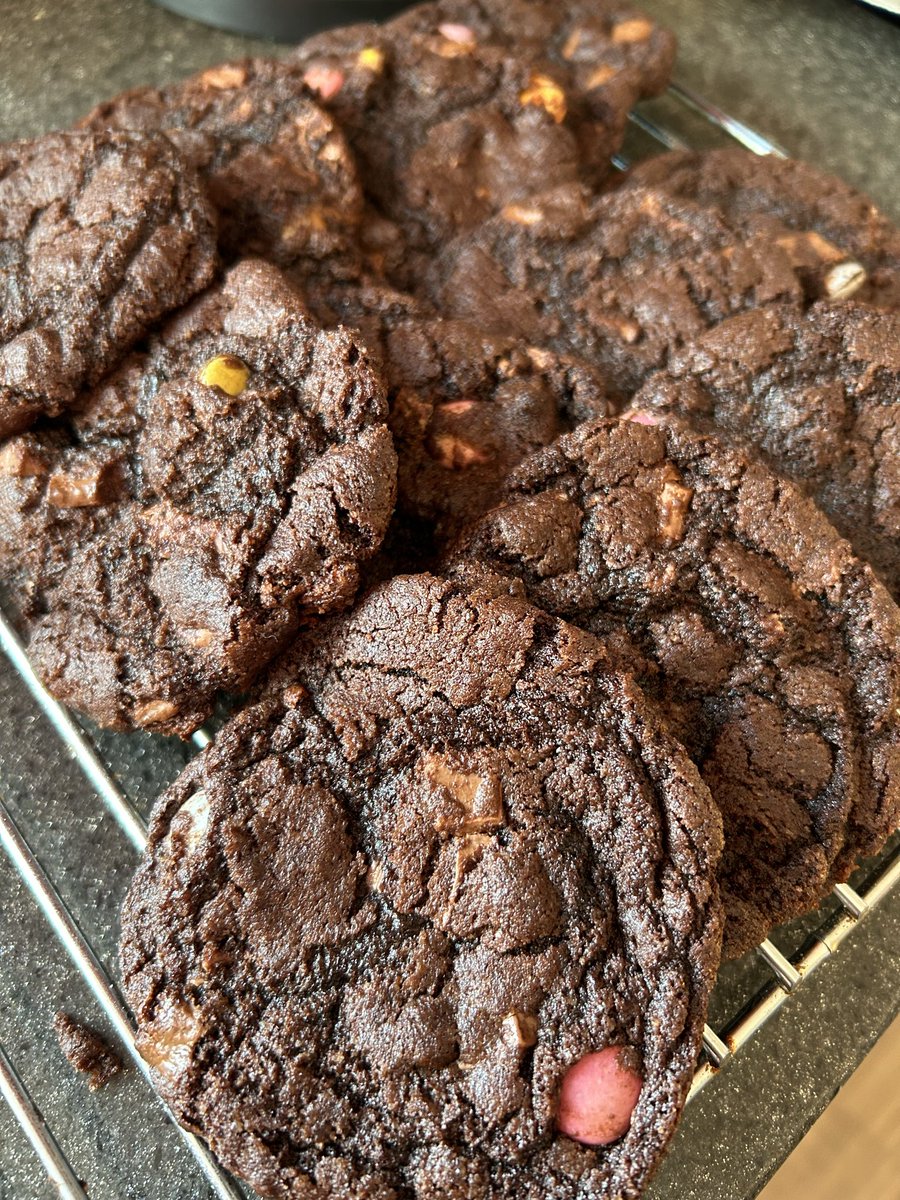 Vixyl's tweet image. Cookie anyone?  Unfortunately the smarties lost some of their colour but still taste good 😋

#cookie #baking