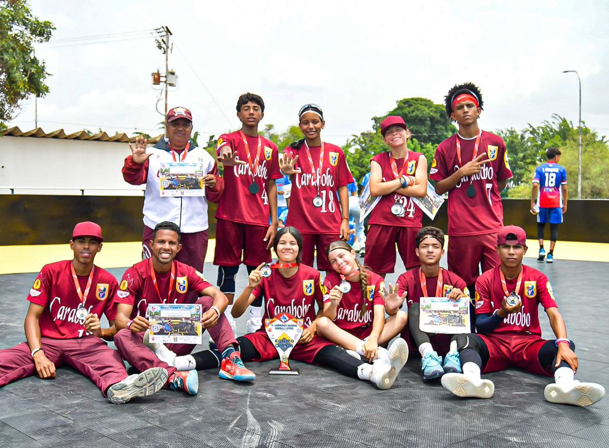 ligabaseball5's tweet image. 🖐️⚾️#Baseball5

Entrega de reconocimientos y trofeo del IV Campeonato Nacional Juvenil de Baseball5, clasificatorio para los Juegos Deportivos Nacionales 

📍 Barquisimeto, Lara 
🏟️ Villa Bolivariana 

💻 fevebeisbol.org 
@baseball5
#SembrandoBeisbol #Nacionales2026