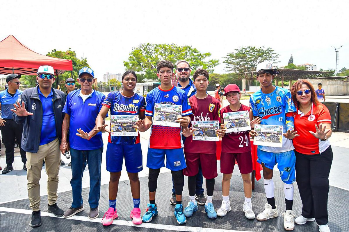 ligabaseball5's tweet image. 🖐️⚾️#Baseball5

Entrega de reconocimientos y trofeo del IV Campeonato Nacional Juvenil de Baseball5, clasificatorio para los Juegos Deportivos Nacionales 

📍 Barquisimeto, Lara 
🏟️ Villa Bolivariana 

💻 fevebeisbol.org 
@baseball5
#SembrandoBeisbol #Nacionales2026