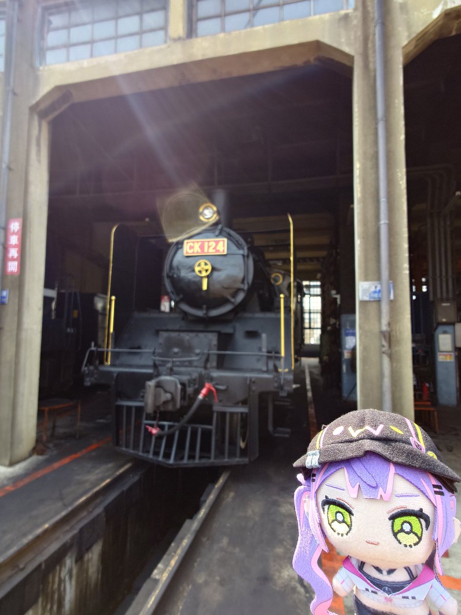 kuroinuyu_108's tweet photo. 彰化扇形車庫は、大正11年（1922年）に建てられた、台湾で現存する数少ない稼働中の扇形機関庫です。「機関車のホテル」とも呼ばれ、主に列車の整備や運用に使われています。

転車台を中心に12本の線路が放射状に広がり、半円形の構造をしています。
#towavel https://t.co/guwISHpO97