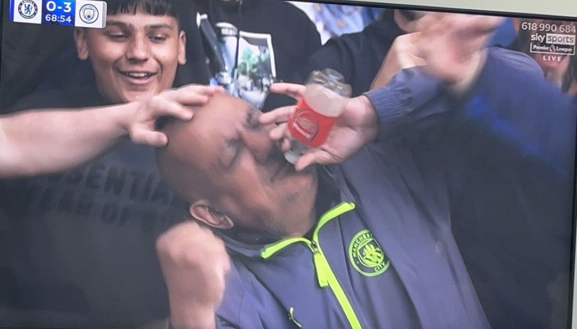 This Manchester City fan is drinking out of an Arsenal bottle 🤣🤣🤣🤣