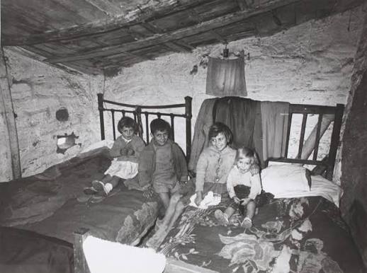 Es una casa china que tiene 300 años.

Así vivían en Vallecas en 1957.

Por comparar.