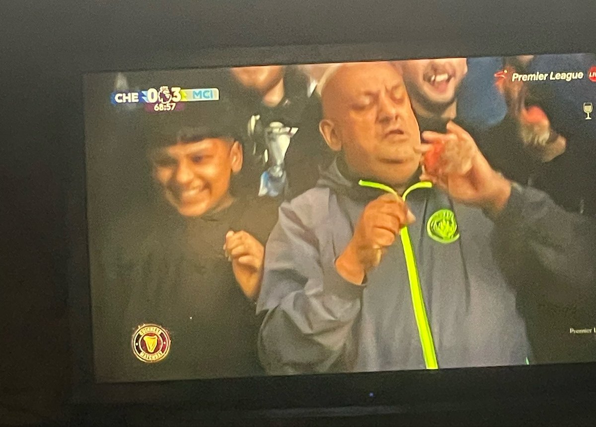 JohnnyAkog tweet media