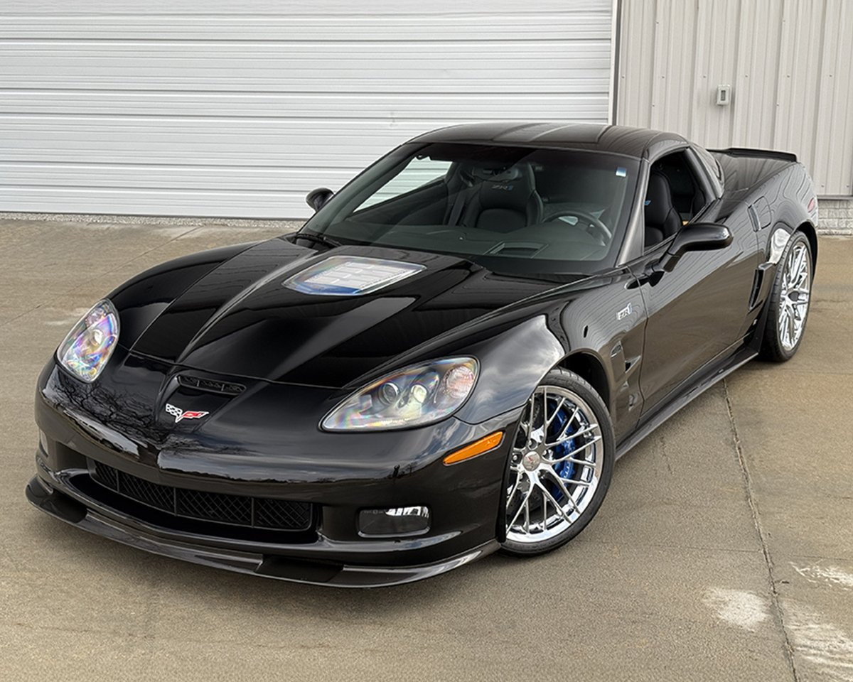 Barrett_Jackson's tweet image. 638hp hits hard. This 2009 @Chevrolet #Corvette #ZR1 is powered by a supercharged 6.2-liter LS9 V-8 engine producing 638hp, paired with a six-speed manual transmission. Selling with No Reserve at the 2026 Palm Beach #Auction, April 16-18.

Learn more: bit.ly/PB26TW-2009Che…