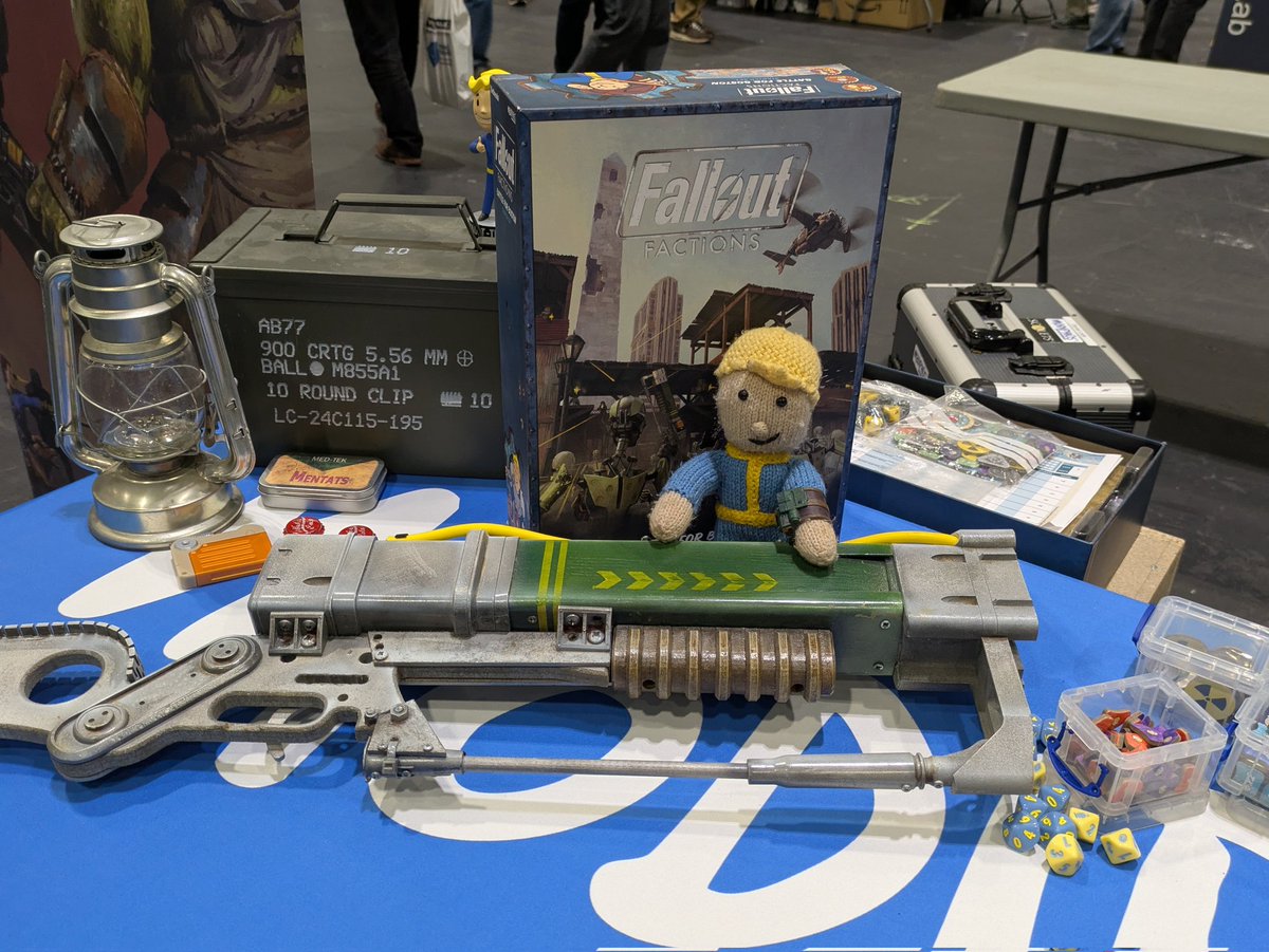 CrazyMCRAngel's tweet image. ☢️🎲 Vault Boy enjoyed visiting the @Modiphius booth at @slwsalute !! Even picked up some goodies! 

#modiphius #salute #slwsalute #fallout #wastelandwarefare