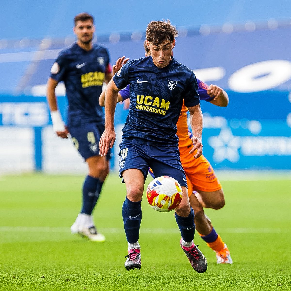 UCAMMurciaCF's tweet photo. ⌚️ 46’ |2️⃣0️⃣ Vuelve a rodar el balón.

Comienza la segunda parte.

🏟️ Estadio Heredia 21 La Condomina.

⭐️ Partido @aparcamurcia.

#UCAMMurciaMalagueño | Jornada 31 https://t.co/8IQOXeBIXp