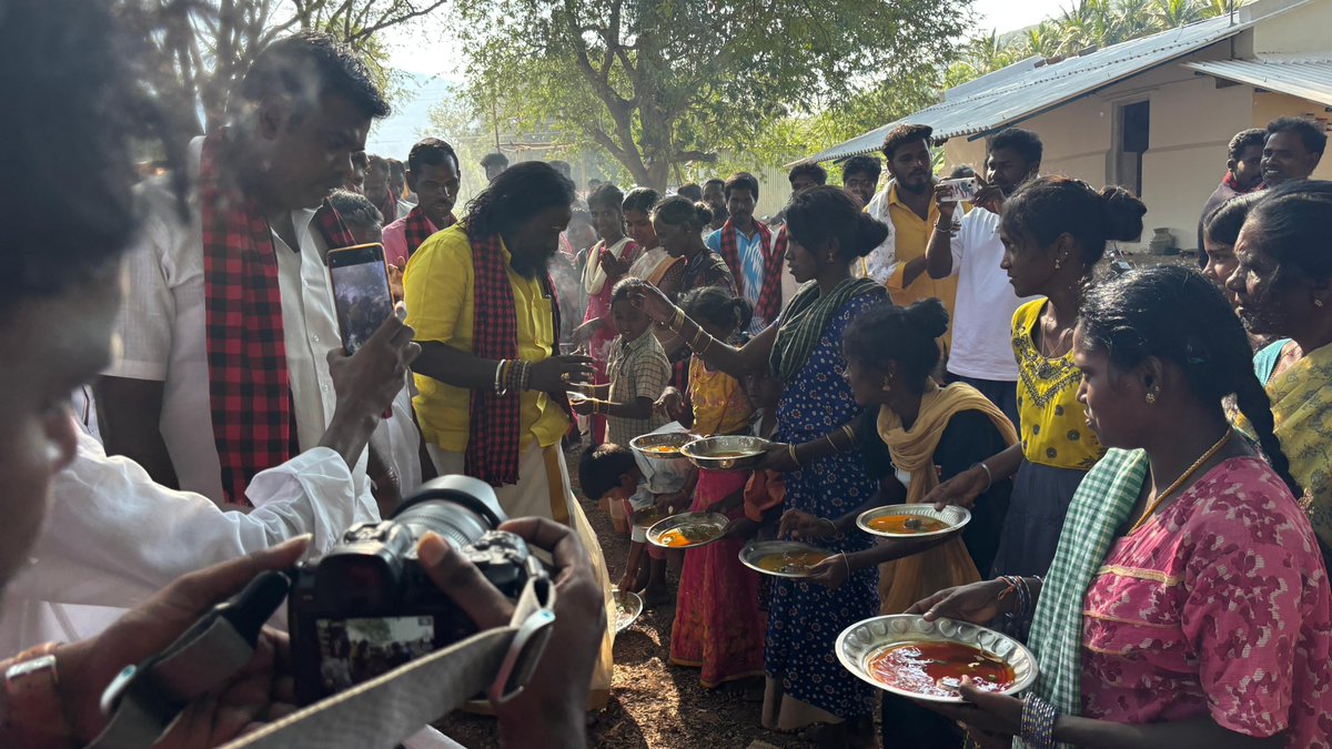 KKSelvakumaroff's tweet photo. இன்றைய தினம் 12.04.2026, ஞாயிற்றுக்கிழமை - @arivalayam  மதசார்பற்ற முற்போக்கு கூட்டணியின் சார்பில், உங்கள் வீட்டுப் பிள்ளையாக நத்தம் சட்டமன்றத் தொகுதியில் போட்டியிடும் நான், இன்று நத்தம் ஊராட்சி ஒன்றியத்திற்கு உட்பட்ட 70-க்கும் மேற்பட்ட குக்கிராமங்களில் உங்களை நேரில் சந்தித்து வாக்கு சேகரித்தேன்.

வெயிலையும் பொருட்படுத்தாமல், ஒவ்வொரு கிராமத்திலும் நீங்கள் எனக்கு அளித்த உற்சாகமான வரவேற்பும், காட்டிய பாசமும் நெஞ்சை நெகிழச் செய்கிறது.

தாய்மார்களின் ஆசிர்வாதம், பெரியவர்களின் வழிகாட்டுதல், இளைஞர்களின் எழுச்சி என நத்தம் ஒன்றியம் முழுவதும் ஒரு புதிய விடியலுக்கான அறிகுறி தென்படுகிறது.

உங்கள் கண்களில் தெரியும் அந்த நம்பிக்கை வீண்போகாது!..நத்தம் தொகுதியின் முன்னேற்றத்திற்காகவும்,அடிப்படை வசதிகளின் பூர்த்திக்காகவும்,நமது இளைஞர்களின் வேலைவாய்ப்பு மற்றும் விவசாயிகளின் வாழ்வாதாரத்திற்காகவும்,உங்கள் பேராதரவை நாடுகிறேன்.

நமது வெற்றிக் சின்னமாம் "உதயசூரியன்" சின்னத்தில் வாக்களித்து, ஒரு மாபெரும் வெற்றியைத் தேடித்தருமாறு இருகரம் கூப்பி கேட்டுக்கொள்கிறேன்.

அன்பால் என்னை நனைத்த சொந்தங்களுக்கு  என் மனமார்ந்த நன்றிகள்!
வெற்றி நமதே! விடியல் பிறக்கட்டும்!
#வெல்வோம்_ஒன்றாக