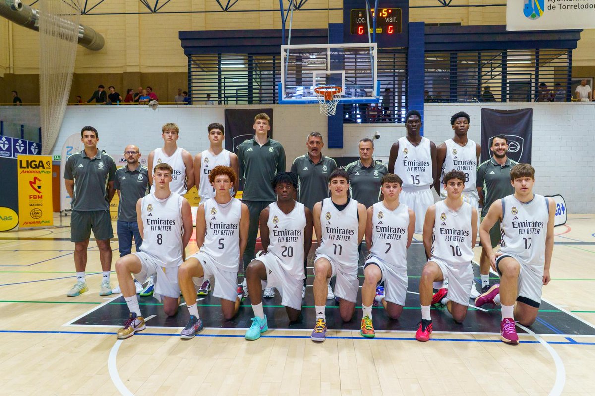 FBMadrid's tweet photo. #F4JúniorM #LigaAhorramas I Ya en juego, la GRAN FINAL

@RMBaloncesto - @CBZentro 

📊Estadísticas en Afición FBM
📺En directo
FBMTV: https://t.co/TdkzHmzQ6m
FBMTV .es: https://t.co/g91ZXgB3No https://t.co/kQfOTccWgO