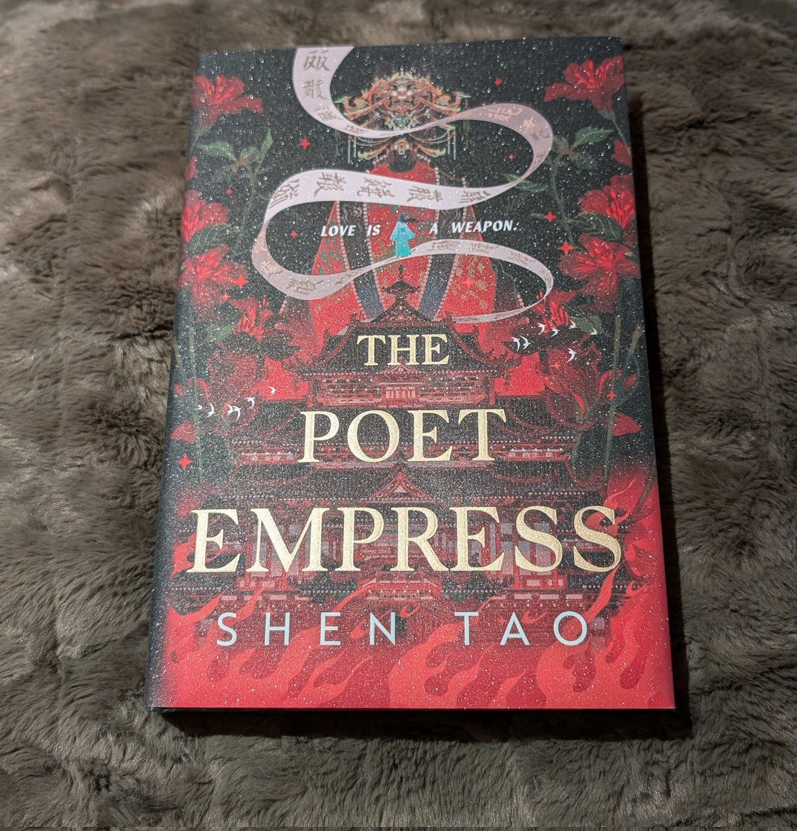 Amiryisas's tweet photo. falling in with the crowd. trusting the hype is real because this is the first physical book i've bought in ages https://t.co/U7oVawoCFP