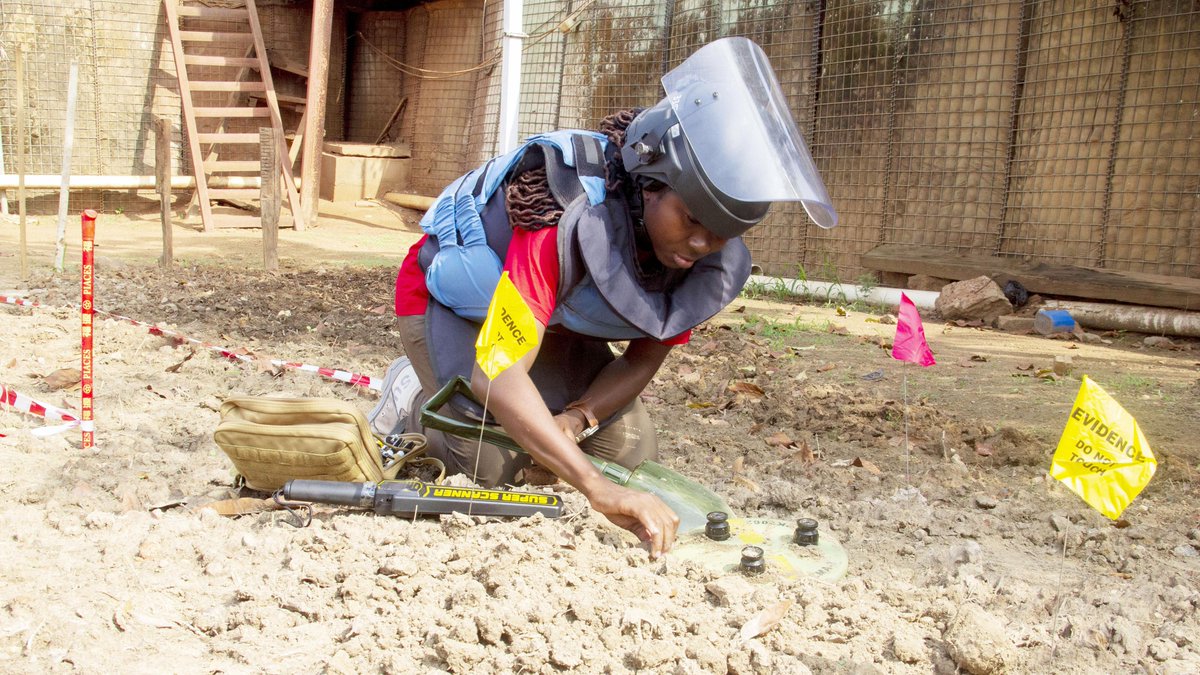 UNPeacekeeping's tweet image. The National Mine Action Authority launched in #CAR 🇨🇫 with support from @UN_CAR &amp;amp; @UNMAS to strengthen ongoing efforts to protect communities from explosives &amp;amp; mines. In 2026 so far, only 2 civilian casualties from explosive devices have been reported compared to 82 in 2023.
