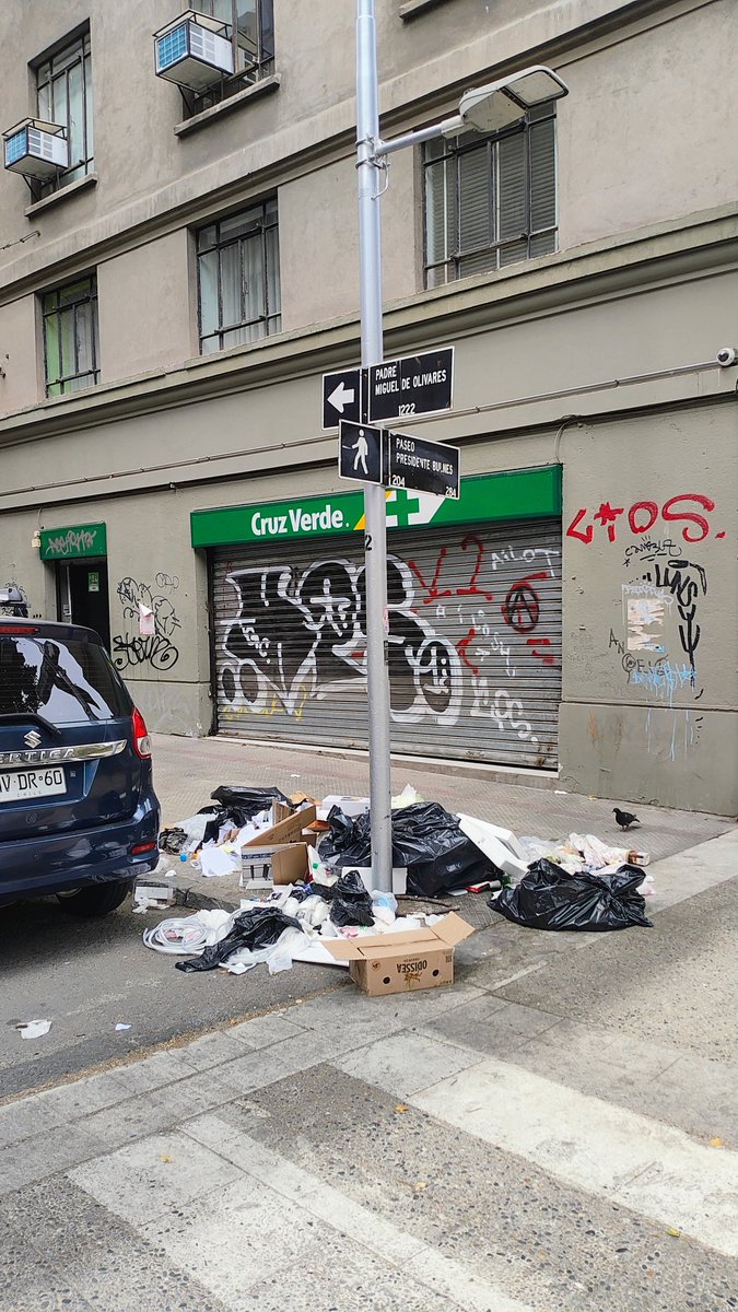 Un domingo cualquiera en el Santiago de #Desbordes. <a href="/Muni_Stgo/">Santiago</a>, cuál es la excusa para este nivel de baja gestión y descuido??? 😡😡😡😡😡