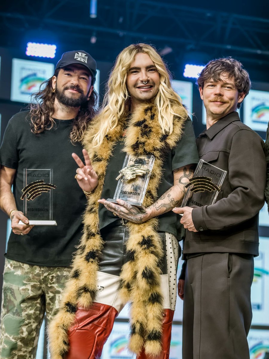 covered_in_gold_ tweet media