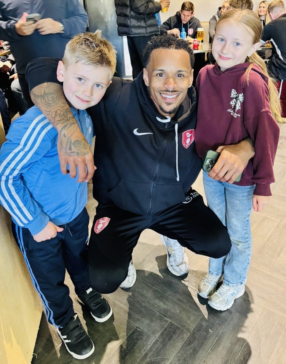 foxiecharlie's tweet photo. Great day yesterday watching @BracknellTownFC win 8-0. Thank you as always to the players and management for taking the time to have photos with the kids @DaveMorrissy https://t.co/6Pk18T4DZe