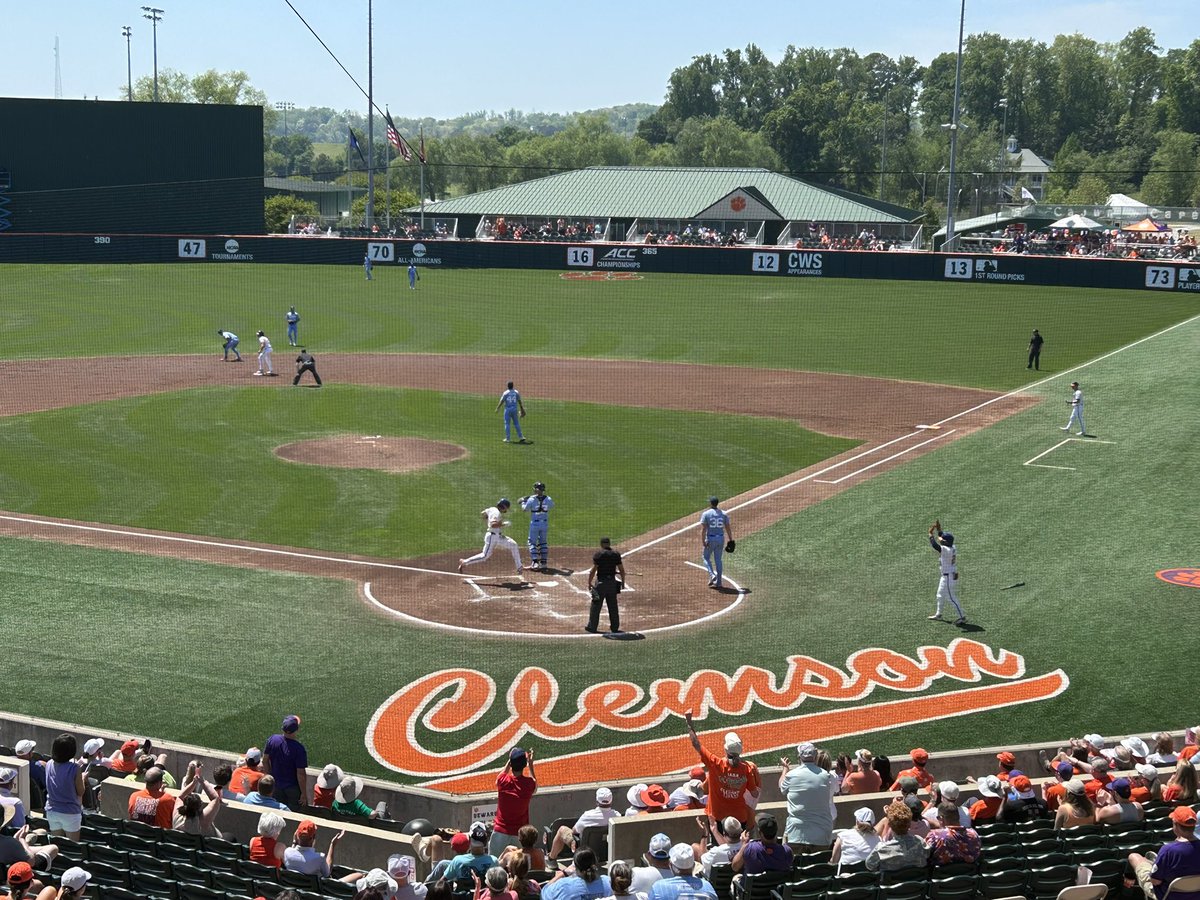 CUTigers_com's tweet photo. FULTZ DELIVERS!!! 2-out gap double scores Jarrell from 1st! Tigers trail 2-1 in 2nd.
LIVE COVERAGE OF #CLEMSON vs. NO.5 UNC HERE: https://t.co/VxLmXGO0u7 https://t.co/OQMuqOTvz7