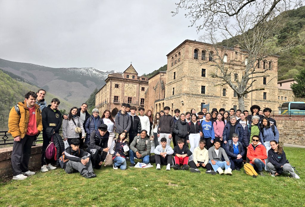 HijasCaridadEC's tweet photo. 🎒 La peregrinación al santuario de #Valvanera ha sido la última etapa de la propuesta #PastoralHHCC de este curso destinada a los alumnos de 4°ESO.
🔝 Aunque la lluvia también ha acompañado, han predominado "fuertes rachas de amistad" 🤗 y "altas temperaturas de alegría y fe"🌡 https://t.co/re5INasQoU