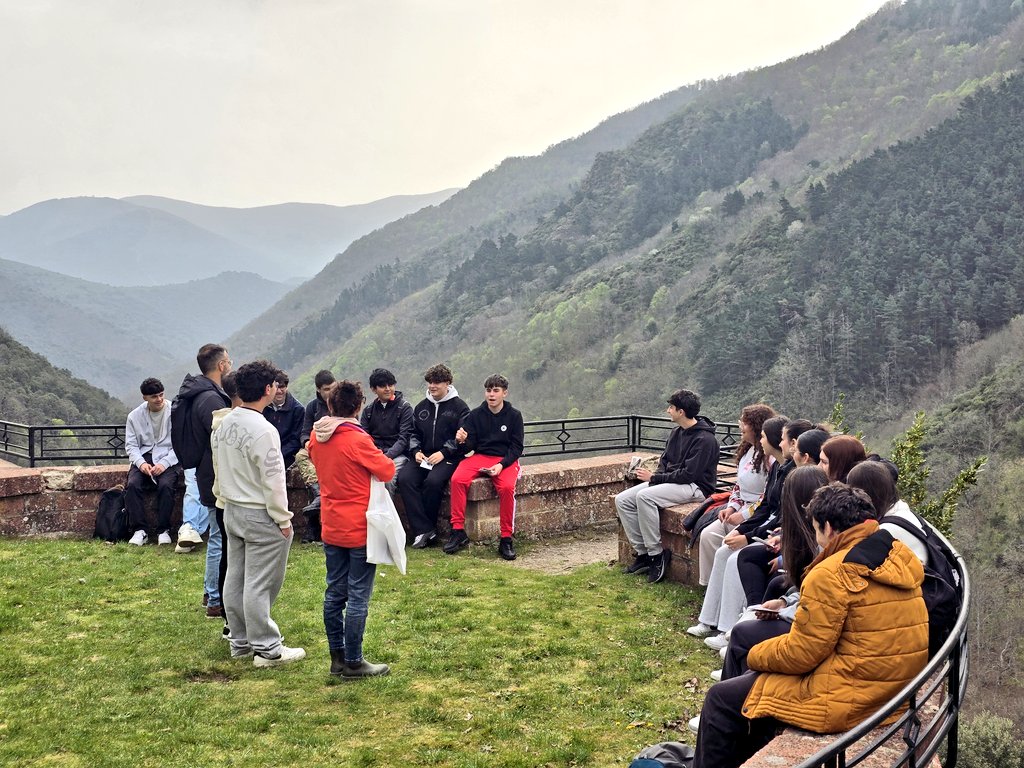 🎒 La peregrinación al santuario de #Valvanera ha sido la última etapa de la propuesta #PastoralHHCC de este curso destinada a los alumnos de 4°ESO.

🔝 Aunque la lluvia también ha acompañado, han predominado "fuertes rachas de amistad" 🤗 y "altas temperaturas de alegría y fe"🌡