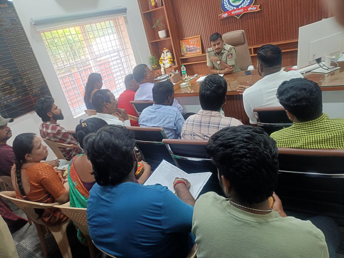gggudips's tweet photo. ಇಂದು ನಮ್ಮ ಠಾಣೆಯಲ್ಲಿ ದಲಿತ ಸಮುದಾಯದ ಸದಸ್ಯರೊಂದಿಗೆ ಸಭೆ ಹಮ್ಮಿಕೊಳ್ಳಲಾಗಿದ್ದು, ಅವರ ಸಮಸ್ಯೆಗಳು, ಅಹವಾಲುಗಳು ಮತ್ತು ಭದ್ರತೆ ಕುರಿತಂತೆ ಚರ್ಚೆ ನಡೆಸಲಾಯಿತು. ಸಾರ್ವಜನಿಕರು ತಮ್ಮ ಅಭಿಪ್ರಾಯಗಳನ್ನು ಹಂಚಿಕೊಂಡರು ಹಾಗೂ ಪೊಲೀಸ್ ಇಲಾಖೆ ಅಗತ್ಯ ಕ್ರಮಗಳನ್ನು ಕೈಗೊಳ್ಳುವುದಾಗಿ ಭರವಸೆ ನೀಡಲಾಯಿತು. https://t.co/AX8bcNyyHp