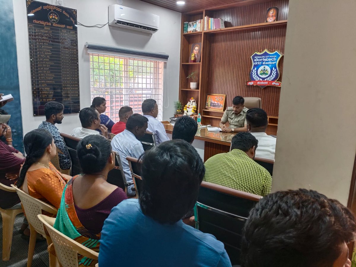 gggudips's tweet photo. ಇಂದು ನಮ್ಮ ಠಾಣೆಯಲ್ಲಿ ದಲಿತ ಸಮುದಾಯದ ಸದಸ್ಯರೊಂದಿಗೆ ಸಭೆ ಹಮ್ಮಿಕೊಳ್ಳಲಾಗಿದ್ದು, ಅವರ ಸಮಸ್ಯೆಗಳು, ಅಹವಾಲುಗಳು ಮತ್ತು ಭದ್ರತೆ ಕುರಿತಂತೆ ಚರ್ಚೆ ನಡೆಸಲಾಯಿತು. ಸಾರ್ವಜನಿಕರು ತಮ್ಮ ಅಭಿಪ್ರಾಯಗಳನ್ನು ಹಂಚಿಕೊಂಡರು ಹಾಗೂ ಪೊಲೀಸ್ ಇಲಾಖೆ ಅಗತ್ಯ ಕ್ರಮಗಳನ್ನು ಕೈಗೊಳ್ಳುವುದಾಗಿ ಭರವಸೆ ನೀಡಲಾಯಿತು. https://t.co/AX8bcNyyHp