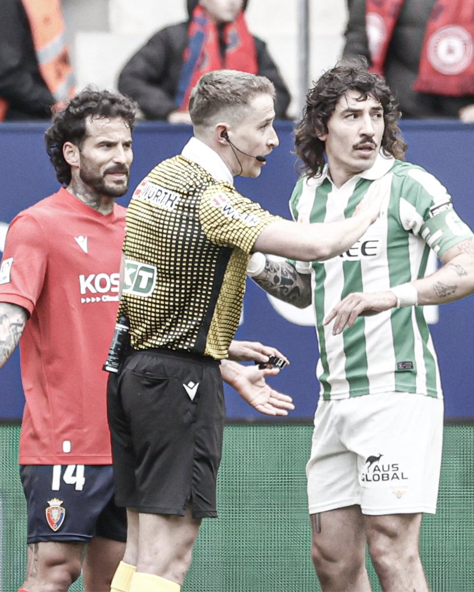 ESPNFC's tweet image. Retro weekend was made for Hector Bellerin 😂🔥💚