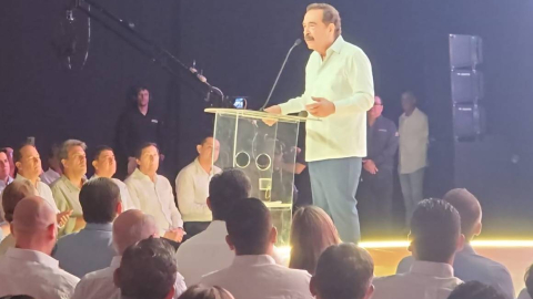 JacoboG_Ecu's tweet photo. La conferencia de Nebot es totalmente inservible, por la sencilla razón de que sus propuestas están totalmente desviadas del diagnóstico de los problemas del país.

➡️Habla de superar la ideología y la polarización, cuando el problema es la cooptación del estado y la democracia por parte de un grupo de poder al que solo le interesa su negocio corporativo mientras excluye al resto de la sociedad.
➡️Habla de "menos gasto, más inversión", pero nada dice de la absoluta incompetencia del Gobierno para ejercer la administración pública, ni de cómo las cámaras empresariales están subordinadas al "ineficiente" modelo de Noboa.
➡️Habla de abandonar el pesimismo, dejar de buscar culpables y enfocarse en resolver problemas, sin mencionar nada de la deriva autoritaria de Noboa, la proscripción y persecución a sus rivales, o la represión social que ejerce contra cualquier persona, institución, movimiento social o grupo ciudadano.

En definitiva, una conferencia totalmente desfasada, alejada de los problemas políticos reales que vive el país, sin ni siquiera mencionar al culpable político actual de los fracasos.