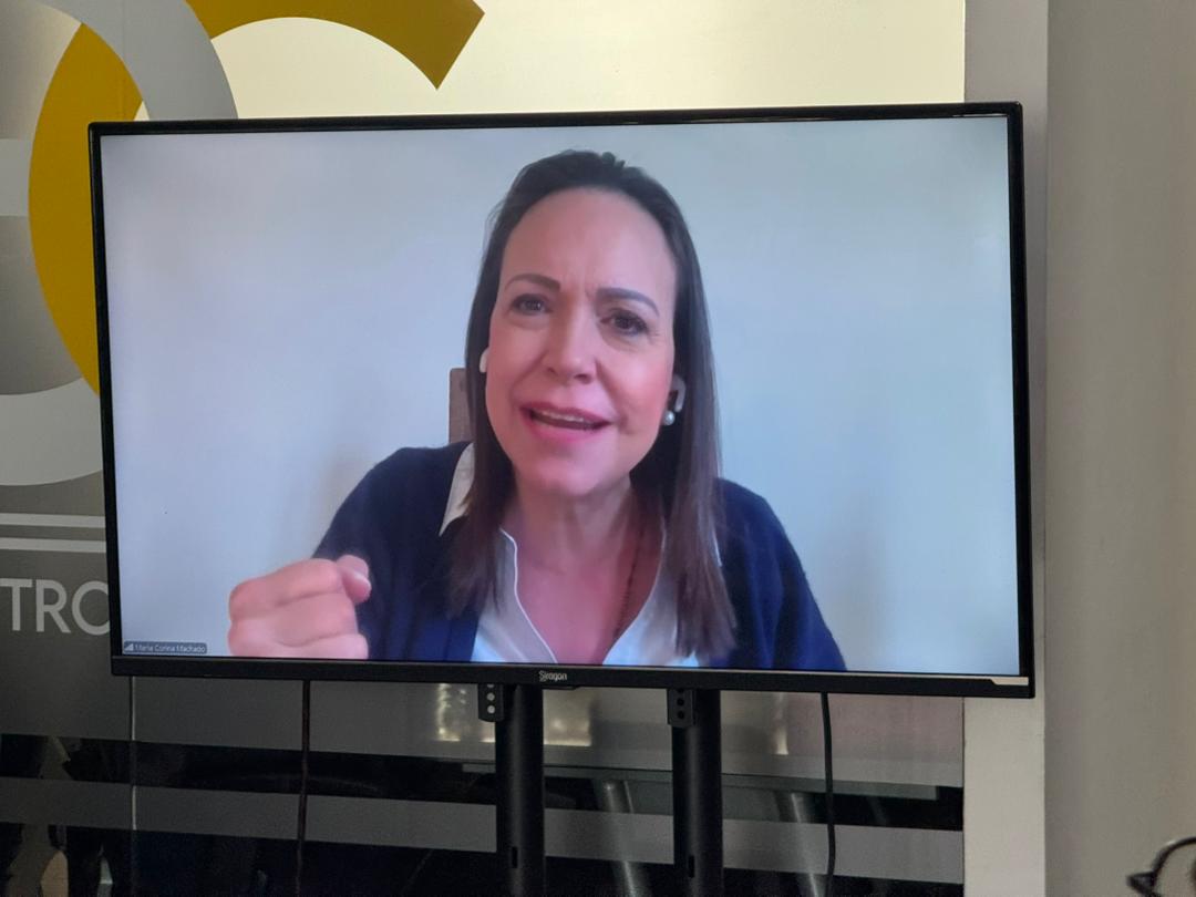 unidadvenezuela's tweet photo. María Corina Machado (@MariaCorinaYA): "Quiero decirles que muy pronto estaré de regreso con ustedes en Venezuela. Vamos a recorrer todo el país, cada uno de los 335 municipios. Vamos a ir a las comunidades, vamos a abrazar a la gente, vamos a construir esta fuerza en un gran acuerdo por la democracia y la libertad. Esos grandes acuerdos y consensos de esa Venezuela que ya emerge. Porque mientras se desmonta esta tiranía, simultáneamente nace esta nueva era de la Venezuela libre".

#UnidosPorLaTransición
#EsNuestroDeber