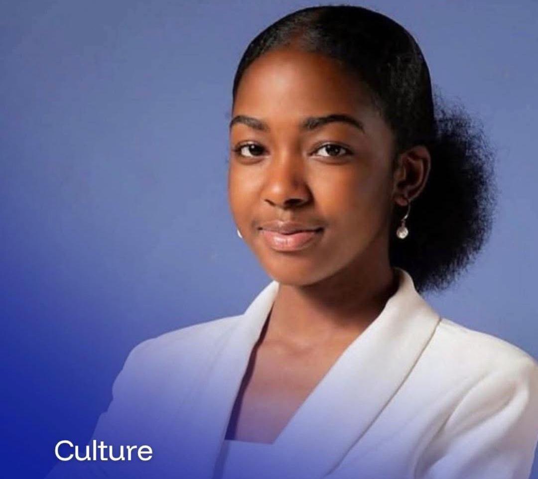 RadioMicro1027's tweet photo. Pendant qu’à Lomé, les projecteurs s’éteignaient sur la 8e édition de House of Challenge, une onde de chaleur traversait l’Atlantique pour embraser Haïti. Ariana Milagro Lafond, influenceuse au million d’abonnés démultiplié (15 millions exactement), venait d’être sacrée championne ce samedi 11 avril 2026.

Mais la véritable explosion de joie n’eut pas lieu sur scène : elle eut lieu sur les réseaux sociaux, où la communauté haïtienne l’avait portée comme une ambassadrice.

Quelques heures plus tard, un communiqué de la Primature tombait, sobre mais solennel : le Premier ministre Alix Didier Fils-Aimé félicitait la jeune femme, louait son talent et saluait au passage la candidate camerounaise.

Un geste politique, certes, mais aussi une reconnaissance : Ariana, par son simple sourire, avait ravivé la mémoire des ancêtres et scellé, le temps d’une victoire, l’alliance entre deux rives de l’histoire noire.