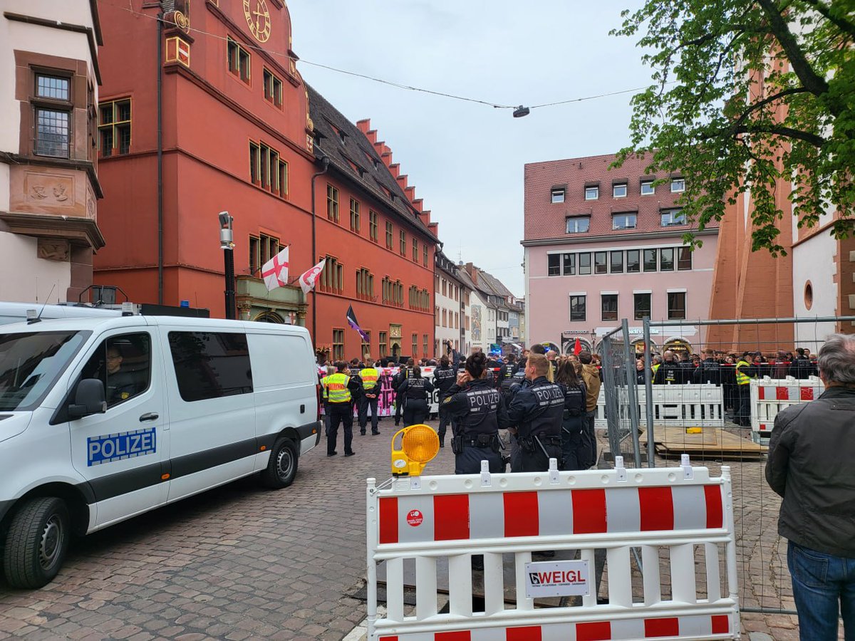 reclaimrosalux1's tweet image. #Freiburg #fr1004
Freitag nach Ostern sind leider die Piusbrüder in der Stadt, so auch dieses Jahr. Ungefähr 150 von denen beteten erst einen Kreuzweg, gingen dann teilweise "singend" durch die Stadt zu 1 Abschlusskundgebung.
Der Gegenprotest war deutlich größer, bunter &amp;amp; lauter.