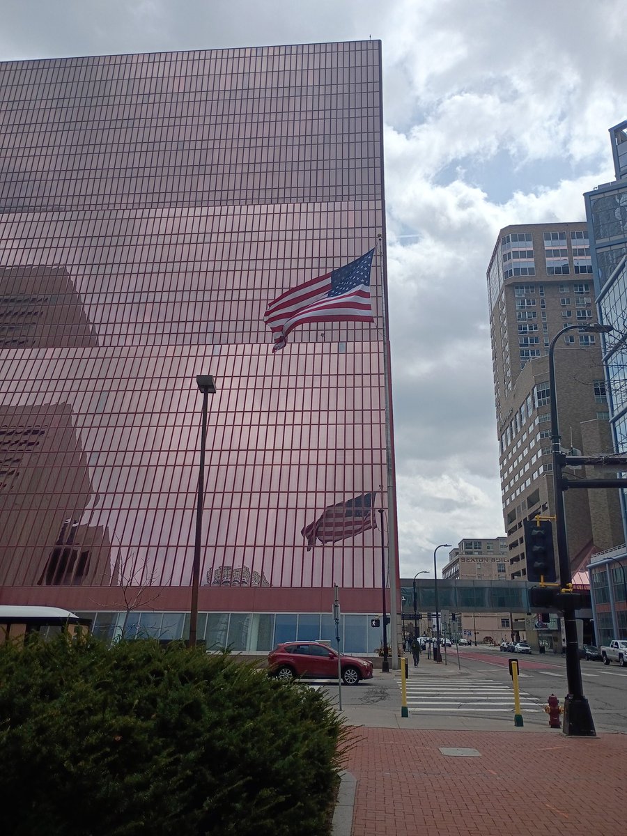 Jiah3000's tweet image. Warm and windy #Minneapolis #MNwx