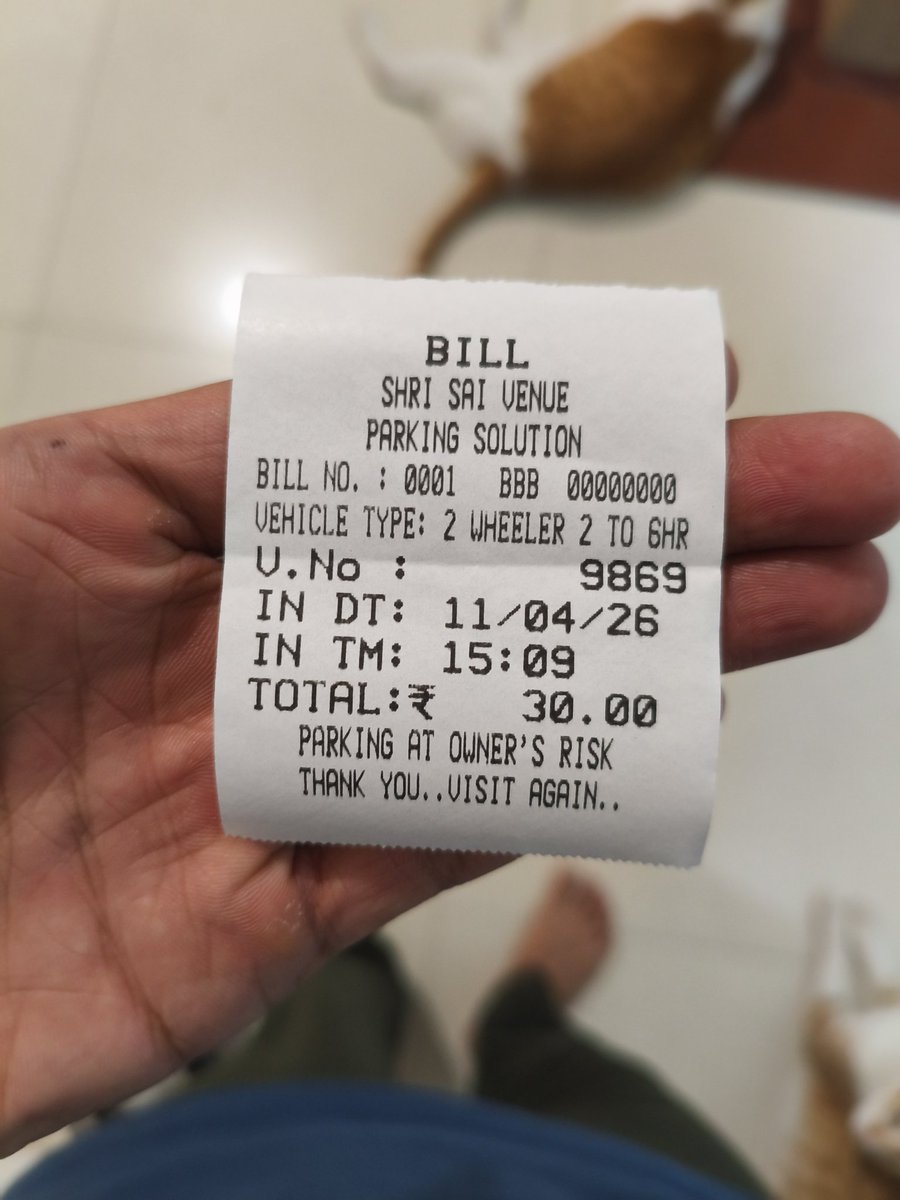 bhat_prathamesh's tweet photo. @TMCaTweetAway Parking contractor forces to pay for min 2 hrs parking. When I said I want to park only for 1 hr &amp; pay Rs 10 and confronted him about the price board, he says the board is old and minimum charge for parking is Rs 30. Is he correct? Please advise. https://t.co/x0yonCrly6