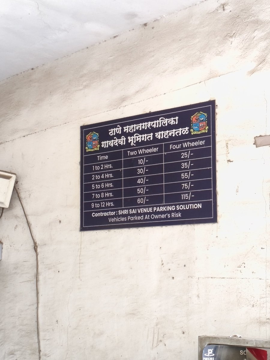 bhat_prathamesh's tweet photo. @TMCaTweetAway Parking contractor forces to pay for min 2 hrs parking. When I said I want to park only for 1 hr &amp; pay Rs 10 and confronted him about the price board, he says the board is old and minimum charge for parking is Rs 30. Is he correct? Please advise. https://t.co/x0yonCrly6