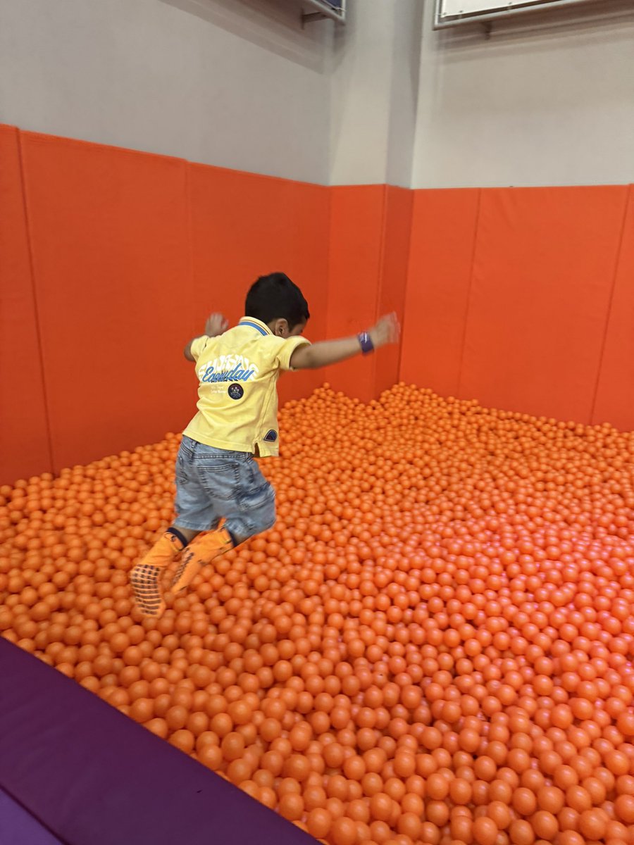 طالعه من دوامي وكنسلت اشغالي عشان اودي ولد أختي يلعب ويأكل بيتزا والحق وراه 

الكاريزما : صفر
الحب : مليون