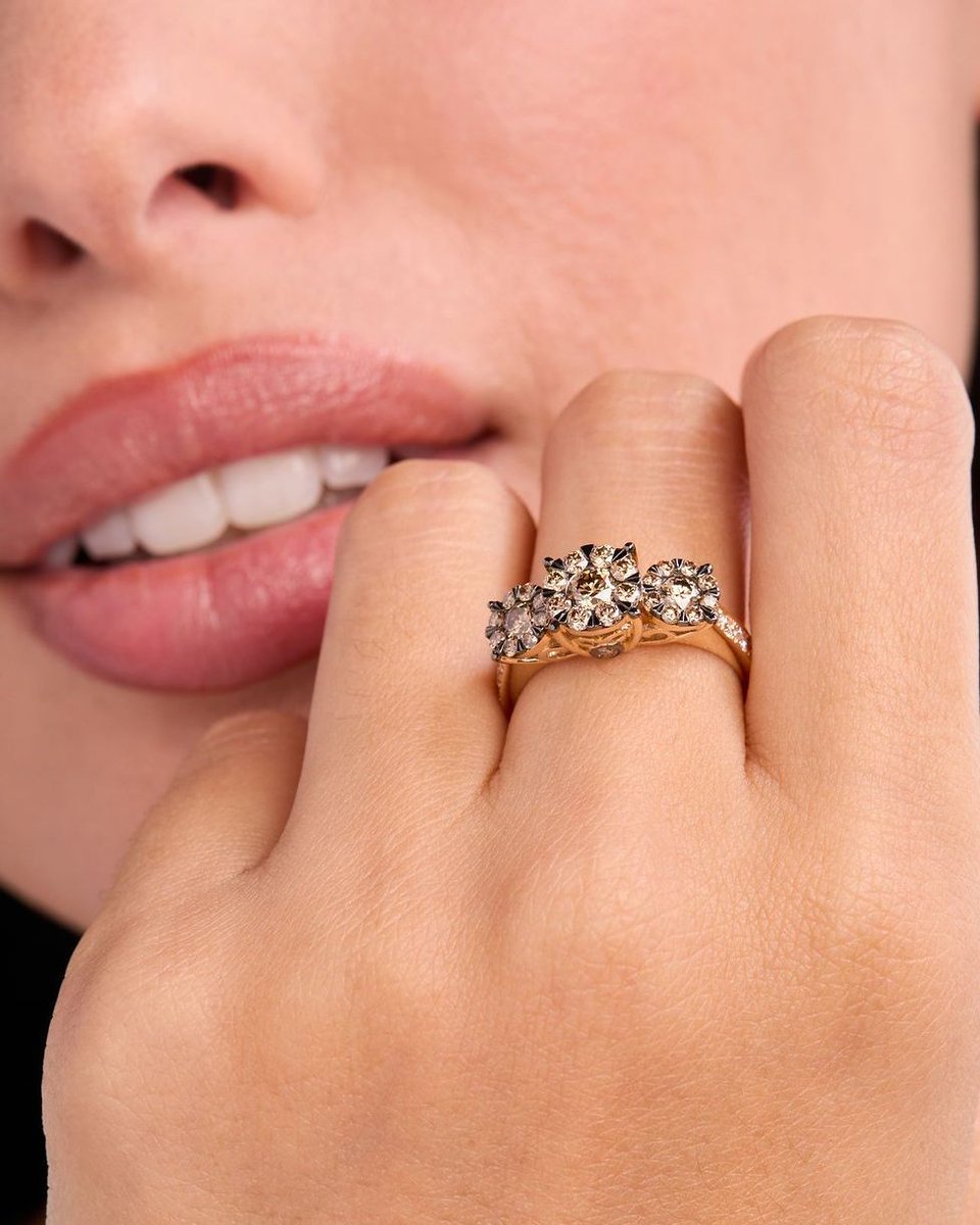 Le_Vian's tweet image. From nature’s quiet moments to its most vibrant expressions, inspiration is everywhere✨

These pieces are available @Macys
• levian-jewelry.visitlink.me/Bp_nhl
• levian-jewelry.visitlink.me/pXzLpb
• levian-jewelry.visitlink.me/v3cRwr
• levian-jewelry.visitlink.me/VOe3Vv

#FineJewelry #JewelryDesign #SpringJewelry