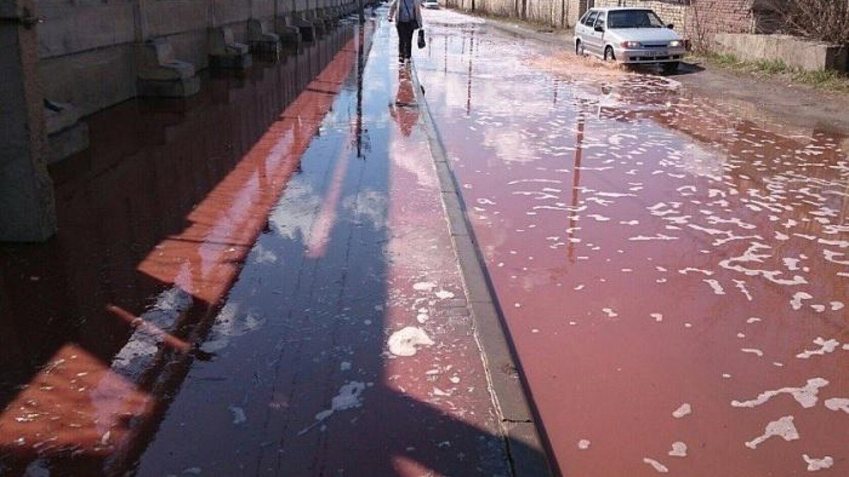 EurekaKreuzwort's tweet photo. 2017 wurde die russische Kleinstadt Lebdedyan überflutet. Jedoch nicht mit Wasser, sondern mit Fruchtsaft. Das Dach der 6. größten Saftfabrik der Welt war eingestürzt und 28 Millionen Liter strömten durch die Straßen.
#Saft #Pepsi #Flut #Katastrophe https://t.co/zTF93Ce1uF