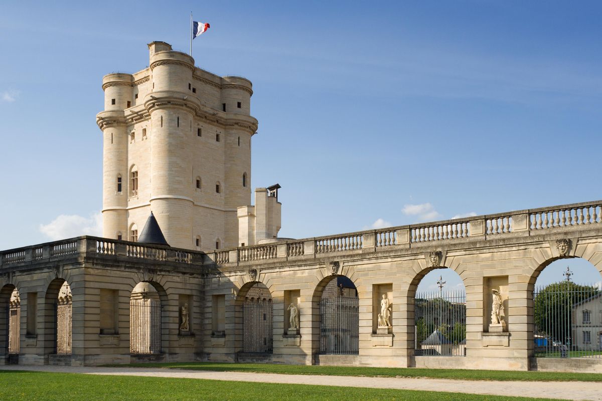 La plus haute forteresse médiévale d'Europe est à 15 minutes du centre de Paris. Et personne n'en parle.

Le château de Vincennes. Un donjon de 52 mètres de haut, le plus haut d'Europe. Des murs de 3,30 mètres d'épaisseur. Construit entre 1361 et 1369 pour Charles V, qui voulait
