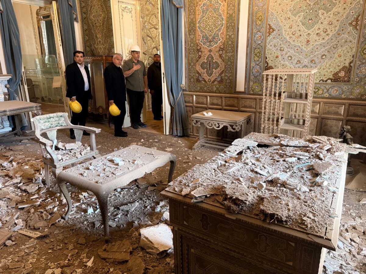 این فقط یک عکس نیست؛
سندی‌ست از حضور میدانی وزیر میراث فرهنگی، مرمت گران و کارشناسان برای صیانت از تاریخ  یک ملت. 
فرزندان ایران میان آوارها به فکر جبران خسارت و بازسازی‌اند. ما یاد گرفته‌ایم که ققنوس‌وار از خاکستر خود برخیزیم با کار، تلاش و عشق به وطن…
#وطن