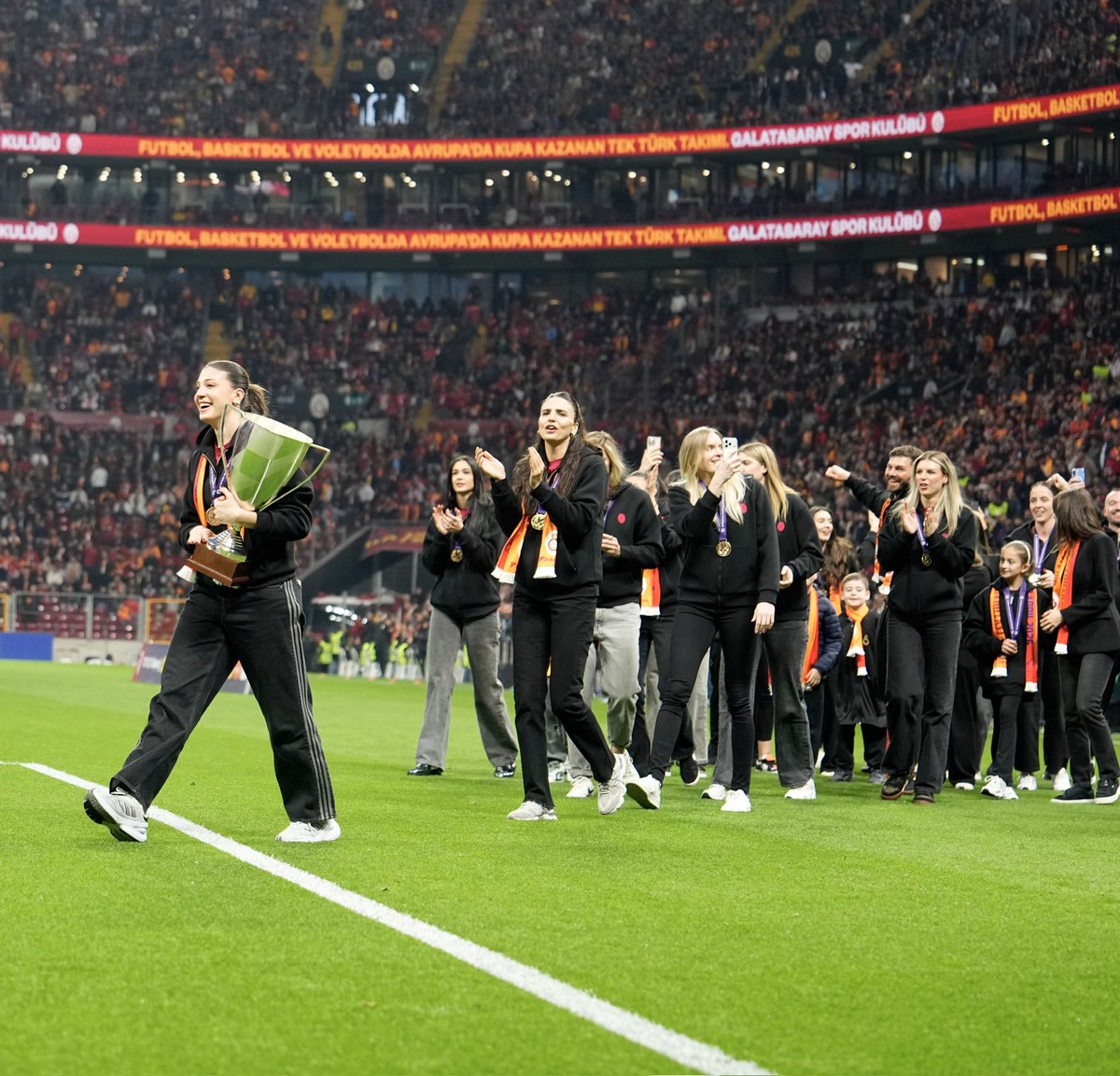 GSVoleybol1905's tweet photo. 🏆 Namağlup CEV Cup Şampiyonu olan Galatasaray Daikin Kadın Voleybol Takımımız, RAMS Park’ta taraftarlarımızla buluştu. 💛❤️ https://t.co/8ihI0wsIp4