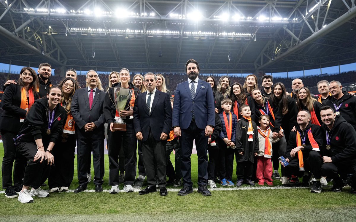 GSVoleybol1905's tweet photo. 🏆 Namağlup CEV Cup Şampiyonu olan Galatasaray Daikin Kadın Voleybol Takımımız, RAMS Park’ta taraftarlarımızla buluştu. 💛❤️ https://t.co/8ihI0wsIp4