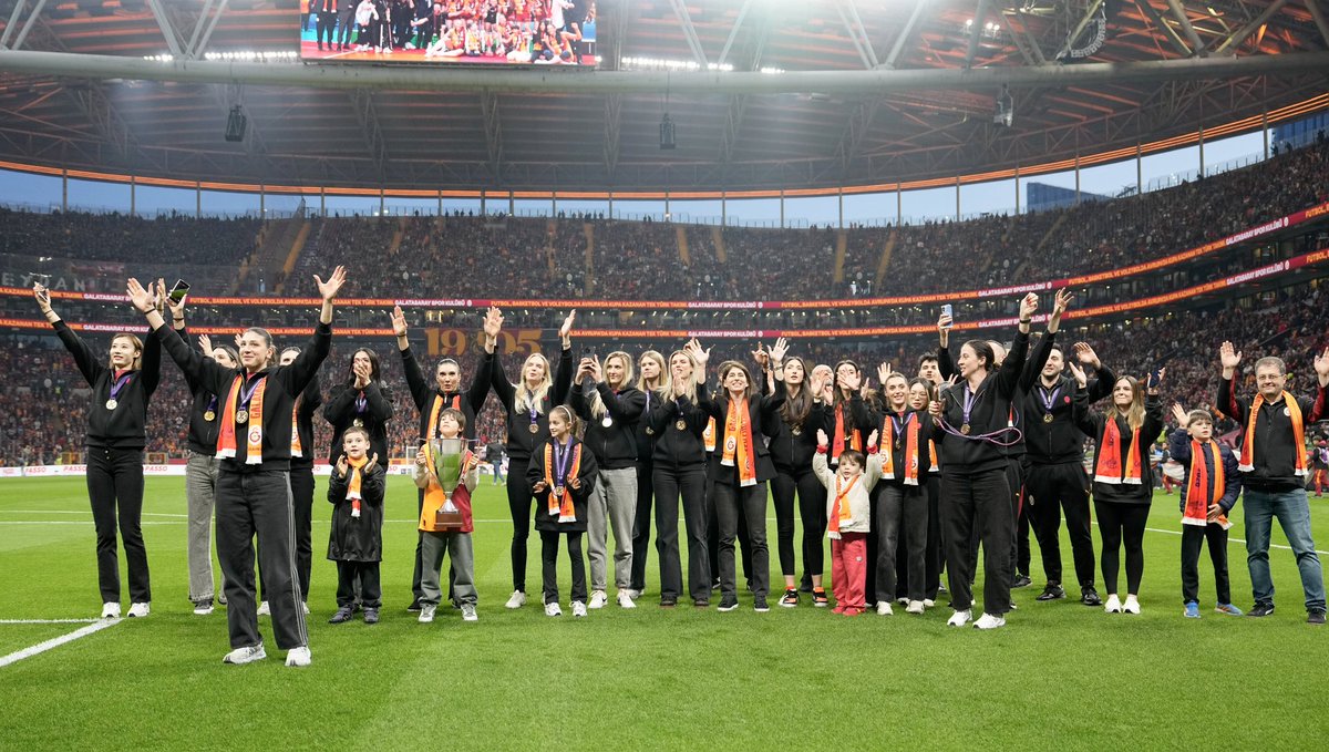 🏆 Namağlup CEV Cup Şampiyonu olan Galatasaray Daikin Kadın Voleybol Takımımız, RAMS Park’ta taraftarlarımızla buluştu. 💛❤️