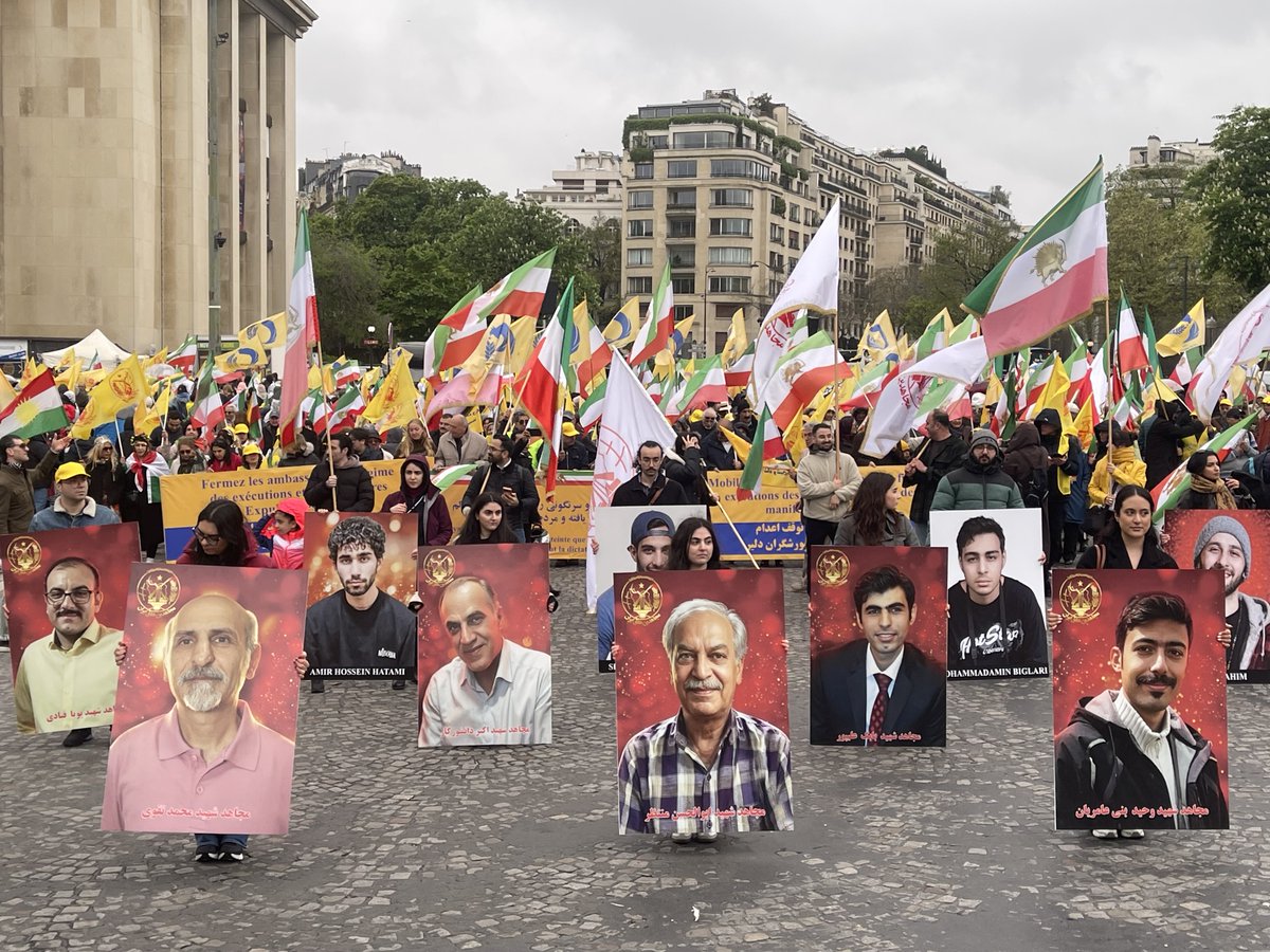 FreeeIran's tweet image. Powerful: On April 11, 2026, a huge protest was held by supporters of the NCRI and PMOI at Place du Trocadéro in Paris to condemn the new wave of executions of political prisoners &amp;amp; to support a free and democratic #Iran. #StopExecutionsInIran #HumanRights