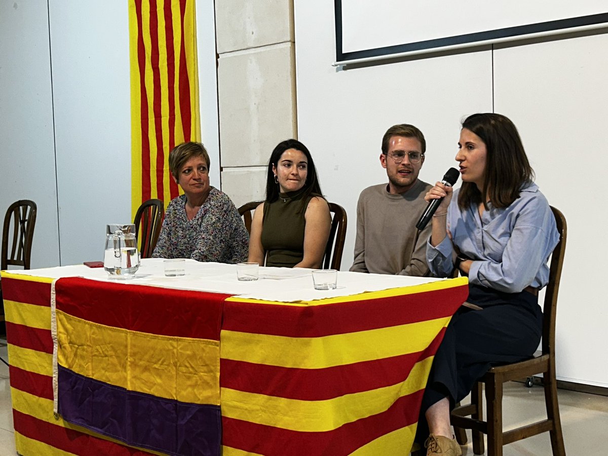 MESxLloseta's tweet photo. Divendres passat va ser un acte molt emotiu. Els assistents vam poder veure un gran documental de reconeixement i memòria cap a les dones que van patir la repressió del franquisme fet per @Veusfeministes participar del col·loqui posterior i  gaudir d’un bon acompanyament musical. https://t.co/CZAXHWWxMx