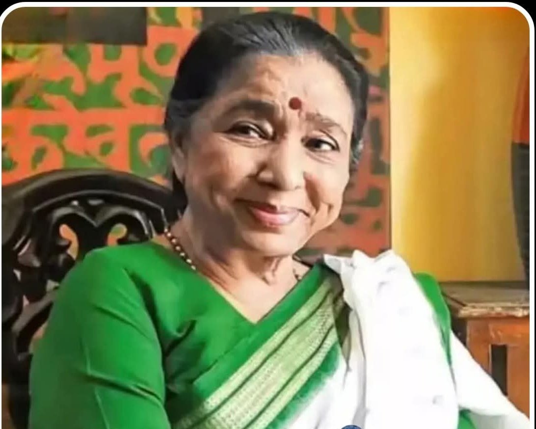 StaraYuza's tweet photo. 💔 एक युग सच में ठहर सा गया…

Asha Bhosle की आवाज़ सिर्फ गीत नहीं, एहसास थी… जो हर दौर में दिलों को छूती रही 🎶
वो कहीं गई नहीं हैं… हर धुन, हर सुर में हमेशा ज़िंदा रहेंगी ❤️

Om Shanti 🙏
 "आशा भोसले"
"Om Shanti"
#आशा_ताई 
#AshaBhosle https://t.co/Y2kXuax1M7