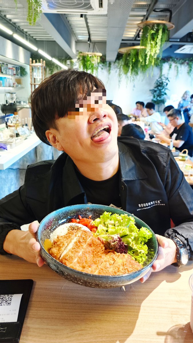 因为VmaidCafe的东西太好吃
加上看到那么多vtuber
我的表情不受控制🤪
#我不是直男我拍照很好看
#幸福傳遞 #VMaidCafe2026