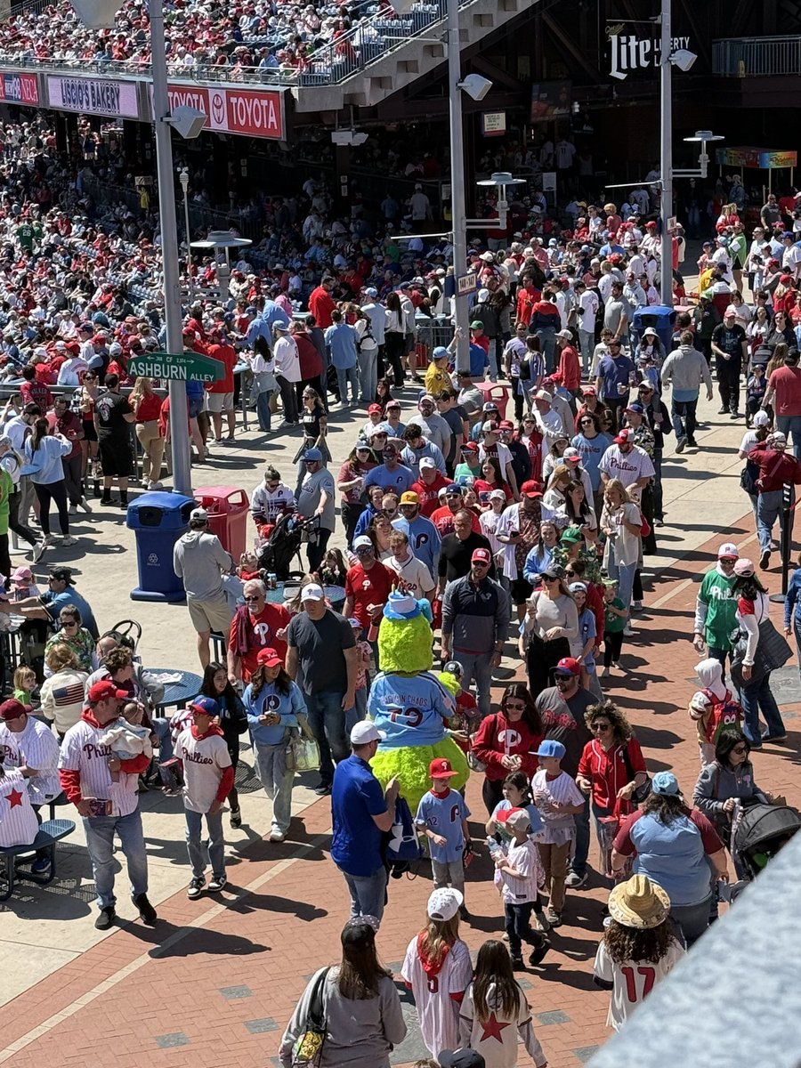 DroppedStrike3's tweet photo. Knock off Phanatic with a line a mile long for photos… https://t.co/M4AbbQgykt