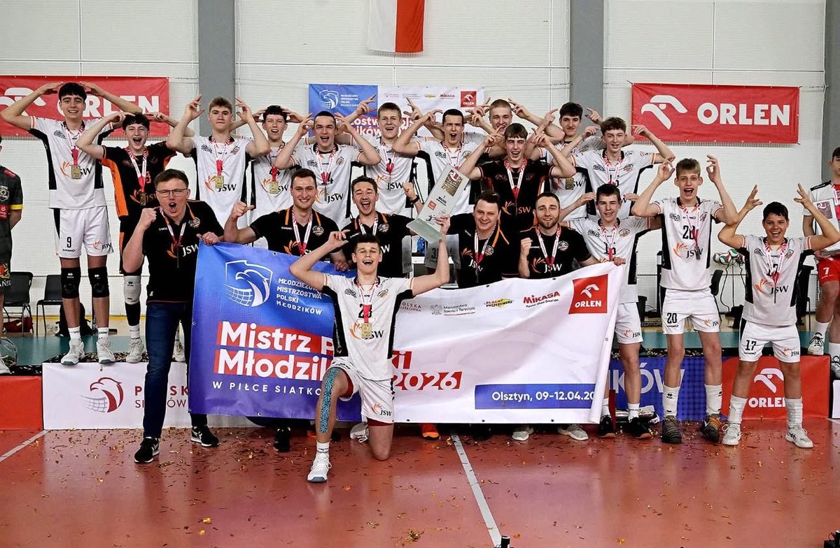 Michalurgol's tweet photo. Mamy siatkarskich Mistrzów Polski!
Młodzicy Akademii Talentów Jastrzębskiego Węgla wygrywają turniej w Olsztynie bez porażki.
W finale wrócili z 8:12 w tie-breaku i pokonali Trefl Gdańsk 16:14.
Gratulacje dla zawodników, sztabu trenerskiego i rodziców. https://t.co/32R64RjGBQ