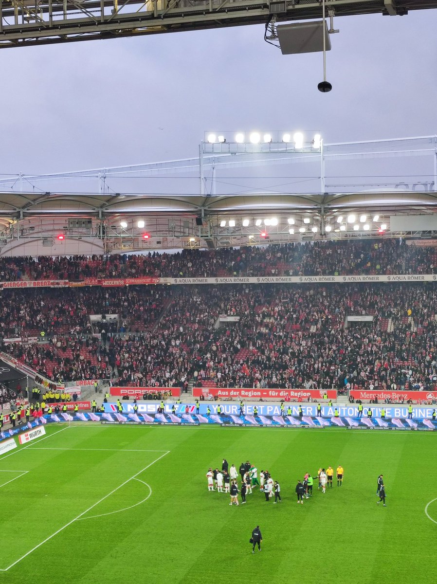 felixarnoldtt's tweet image. Wahnsinn! Wenn der HSV mit dem 0:4 (!) noch gut bedient ist (Heuer Fernandes war der beste Mann), zeigt das, wie gut der #VfB war. Ein echtes Statement im Kampf um die Königsklasse. Einziges Manko, dass #Undav an diesem Abend mindestens ein Tor machen muss. Aber so what?! #VfBHSV