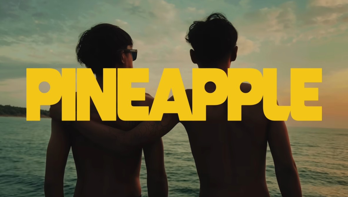 johney931's tweet image. Avec “#Pineapple”, @Leto_PSOTHUG poursuit sa dynamique prolifique et confirme une nouvelle facette de son univers : celle d’un #rap plus léger en apparence, mais toujours ancré dans une esthétique moderne, entre fête, séduction et réussite affichée. lerapcetaitmieuxavant.fr/pineapple-leto… #Leto